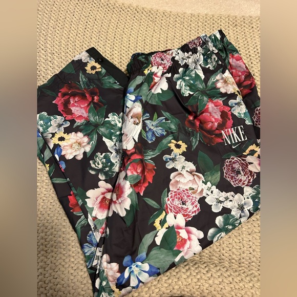 Nike Women’s Athletic Pant, new without tags 2XL - Picture 2 of 4